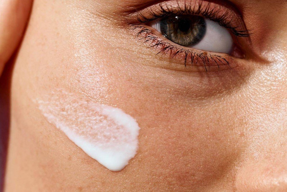 garnierecomSuperUVVitaminCFluidoct23texturegeneric 3 1