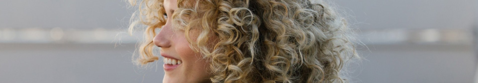 Par cret: 3 sfaturi de top pentru a profita la maximum de buclele tale