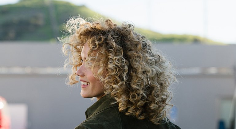 Par cret: 3 sfaturi de top pentru a profita la maximum de buclele tale