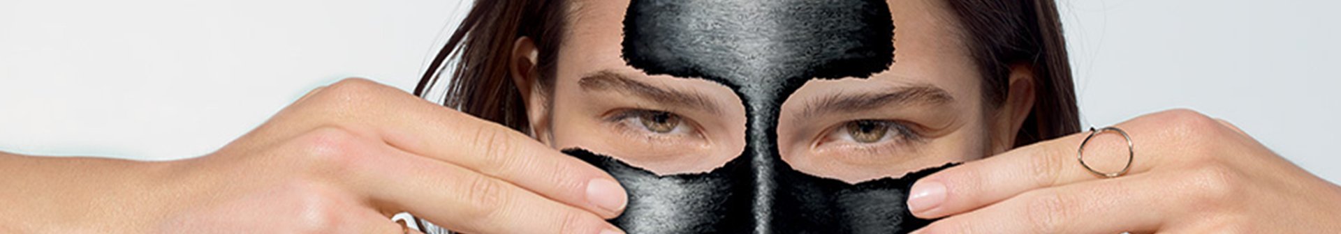 Descoperiti beneficiile absorbante ale unei masti de fata cu carbune.
