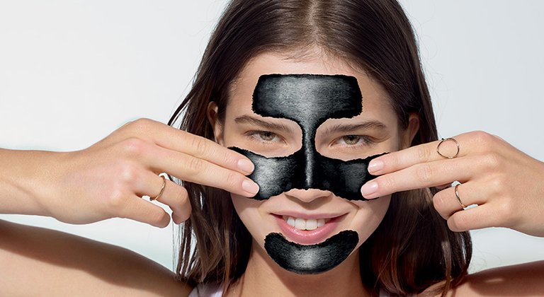 Descoperiti beneficiile absorbante ale unei masti de fata cu carbune.